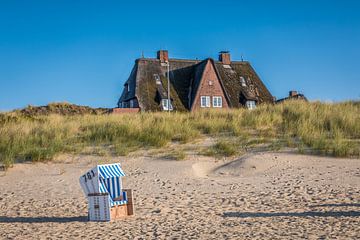 Strandkorb et maison au toit de chaume sur la plage est de List, Sylt sur Christian Müringer