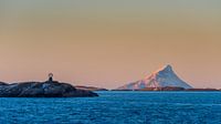 De poolcirkel passeren tijdens een cruise met Hurtigruten bij zonsopgang in de winter in Noorwegen van Robert Ruidl thumbnail