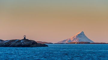 De poolcirkel passeren tijdens een cruise met Hurtigruten bij zonsopgang in de winter in Noorwegen van Robert Ruidl
