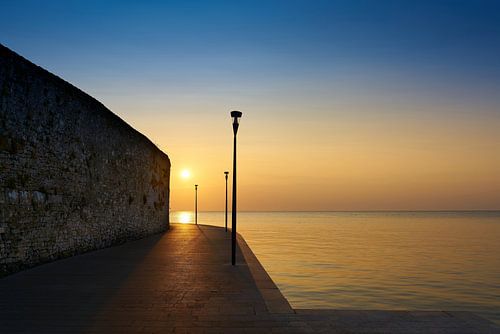 Promenade en bord de mer à Porec avant le coucher du soleil
