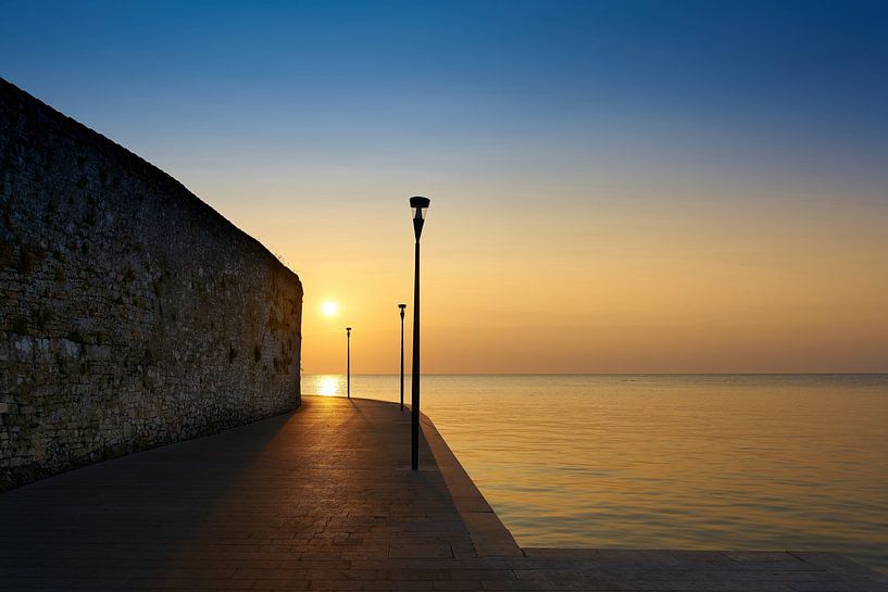 Promenade en bord de mer à Porec avant le coucher du soleil par Heiko Kueverling