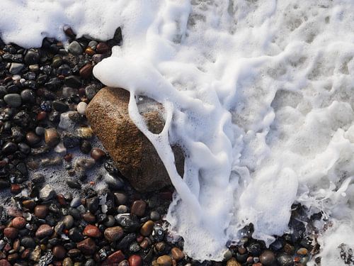 Felsen in der Brandung, fotografiert von oben