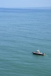 Ein Lotsenboot auf See von Claude Laprise
