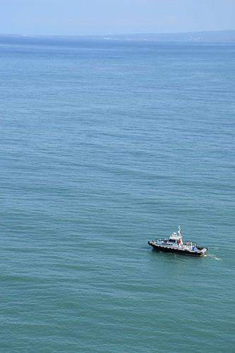 Een loodsboot op zee