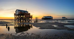 Sites lacustres sur la côte de la mer du Nord sur la plage de St. Peter Ording au coucher du soleil