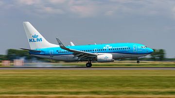 Spelen met sluitertijd: landing KLM Boeing 737-700. van Jaap van den Berg