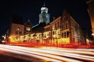 Verkeer voor de Lebuïnuskerk met kerstverlichting in Deventer van Bart Ros thumbnail