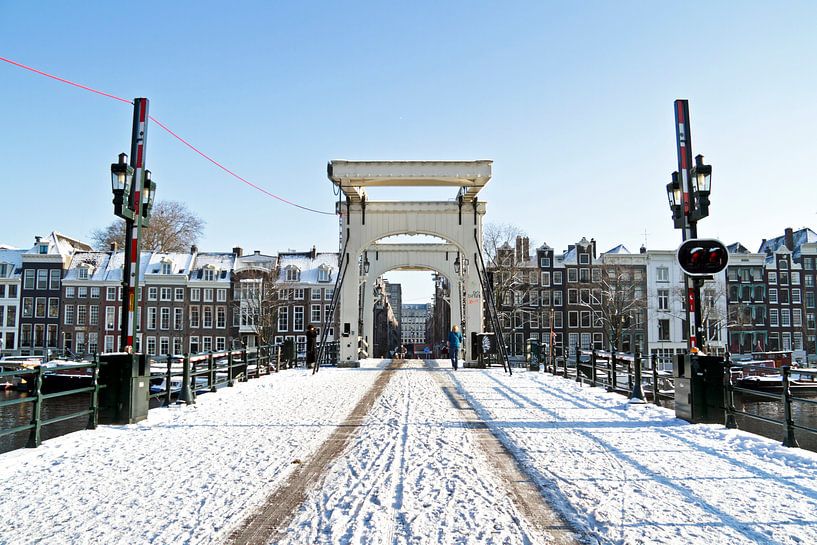 Verschneite schlanke Brücke in Amsterdam von Eye on You