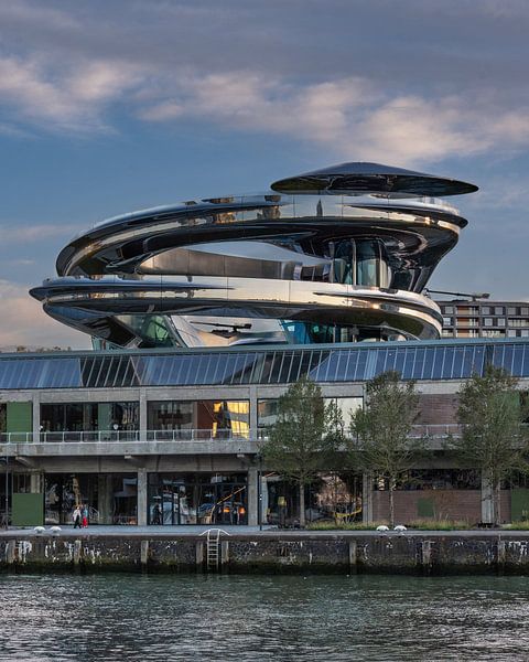 Rotterdam Fenix Museum met bovenopde Tornado van Erik van 't Hof
