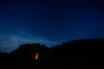 Une nuit remplie d'étoiles à Wadi Rum, parmi d'anciennes formations rocheuses en Jordanie.