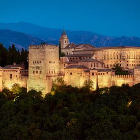 Het prachtige Alhambra in avondlicht van Roy Poots