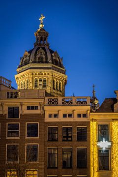 De basiliek van Amsterdam in het blauwe uur