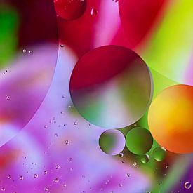 Öltropfen in Wasser von Monika Scheurer