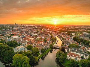 Thorbeckgracht-Kanal in Zwolle bei Sonnenuntergang im Sommer