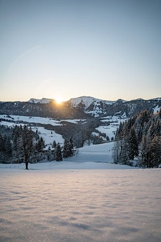 ijzige zonsopgang in Oberstaufen met uitzicht op Hochgrat en Steibis