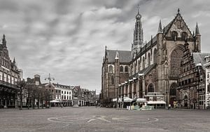 L'église Saint-Bavon à Haarlem vue de la place du marché sur Jefra Creations