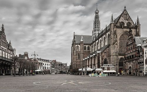 Die St.-Bavo-Kirche in Haarlem vom Marktplatz aus gesehen