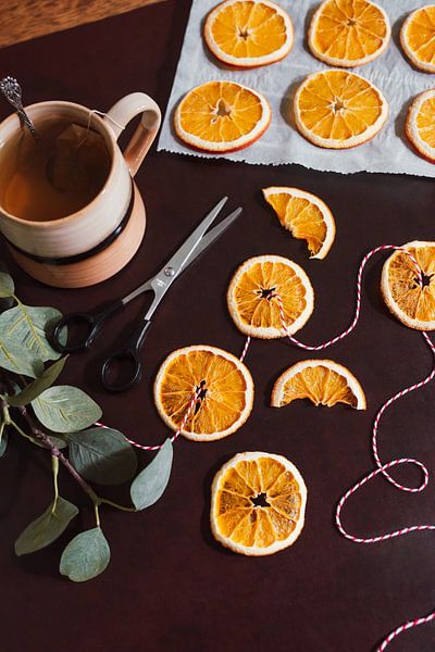 Getrocknete Orangen | Feiertage und Geselligkeit im Haus | Moody Fotografie von Anna Schouten - creatieve reis- & lifestyle-fotografie