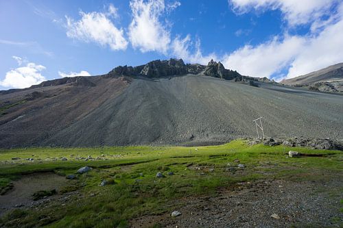 IJsland - Vulkaan met groene weide, blauwe lucht en wat wolken