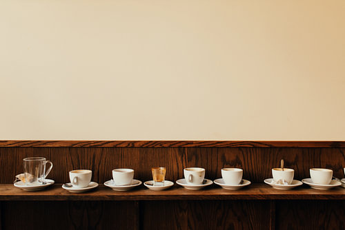 Après la fermeture – Une rangée de tasses à café vides