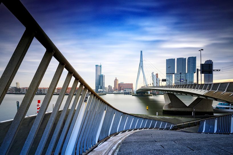 Die Skyline von Rotterdam entlang der Maas mit der charakteristischen Erasmusbrücke und der modernen von gaps photography
