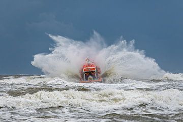 Reddingsboot knrm Egmond aan zee duikt door golf heen van Arthur Bruinen