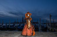 Model tijdens blauwe uurtje in Venetië tijdens het carnaval. van Tanja de Mooij thumbnail