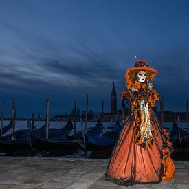 Modell während der blauen Stunde in Venedig während des Karnevals. von Tanja de Mooij