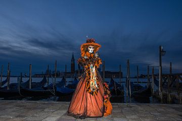 Model tijdens blauwe uurtje in Venetië tijdens het carnaval. van Tanja de Mooij