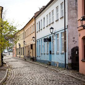 Enge Straßen von Klaipeda in Litauen von Julian Buijzen
