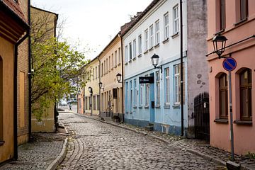 Enge Straßen von Klaipeda in Litauen von Julian Buijzen