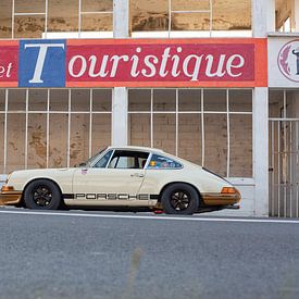 Porsche 911 Magnus Walker hot rod Reims pits France by Maurice van den Tillaard