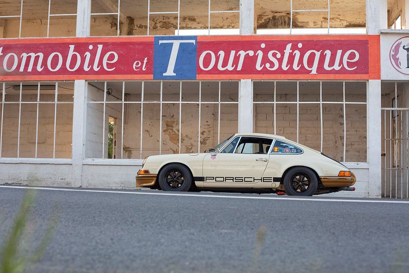 Porsche 911 Magnus Walker hot rod Reims pits France by Maurice van den Tillaard
