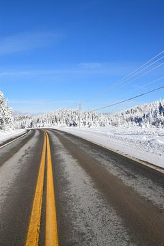Une route déserte en hiver sur Claude Laprise