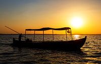 Vissersboot bij zonsondergang van Frank Herrmann thumbnail
