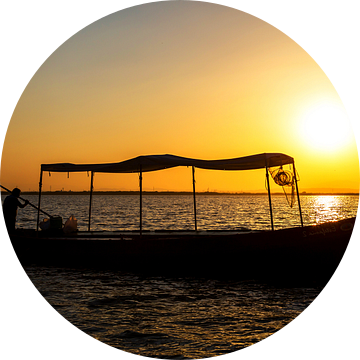 Vissersboot bij zonsondergang