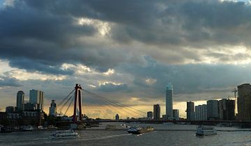 Schepen op de Maas met de skyline van Rotterdam van Rob van Hilten