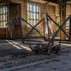 Oude verlaten fabriek met een mijnwagen op de voorgrond van Animaflora PicsStock