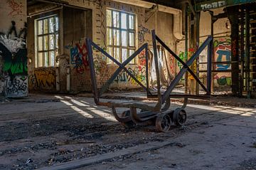 Oude verlaten fabriek met een mijnwagen op de voorgrond van Animaflora PicsStock