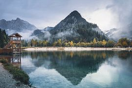Mistige bergen weerspiegeld in het water - Jezero Jasna, Slovenië van Daan Duvillier | Sfeervolle stads- en landschapsprints voor je interieur