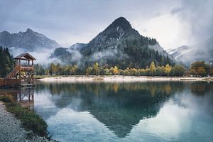 Neblige Berge im Wasser gespiegelt - Jezero Jasna, Slowenien
