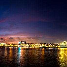 Panorama de Willemstad Curaçao de nuit sur Bob Karman