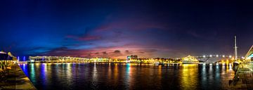 Panorama of Willemstad Curaçao by night van Bob Karman