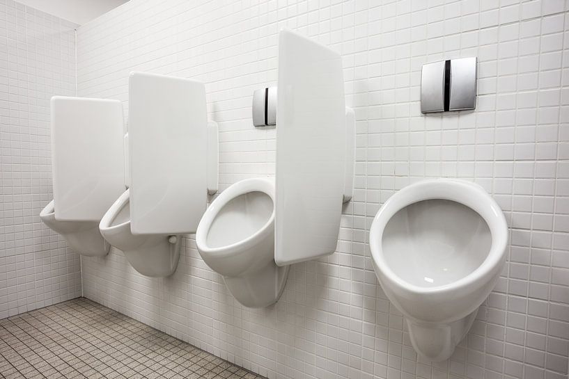 Urinoirs dans les toilettes pour hommes par Marcel Derweduwen