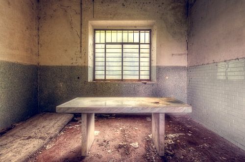 Table d'autopsie abandonnée.