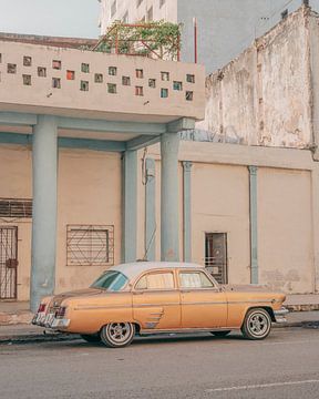 Havana Cuba -  Gouden Oldtimer auto van Vincent Versluis