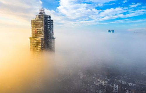 De Domtoren en de Rabotoren in Utercht  in de mist van Freek van den Bergh