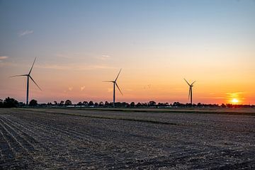 Zonsondergang met windturbines van Felix Marx