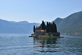 Kloster in der Bucht von Kotor von Erik Buitenhuis