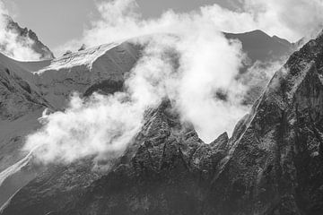 de touwhanger in de achterste Oytal-vallei, gehuld in wolken van Walter G. Allgöwer